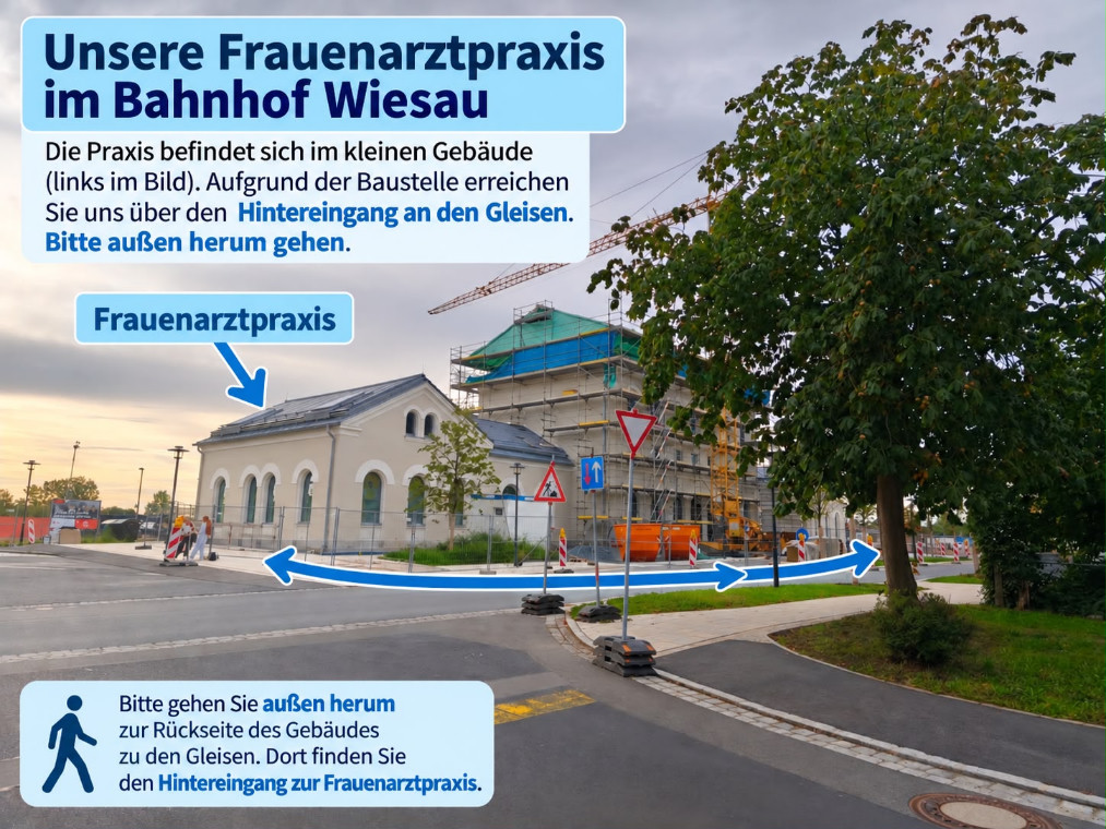 Hinweis zum Eingang der Praxis