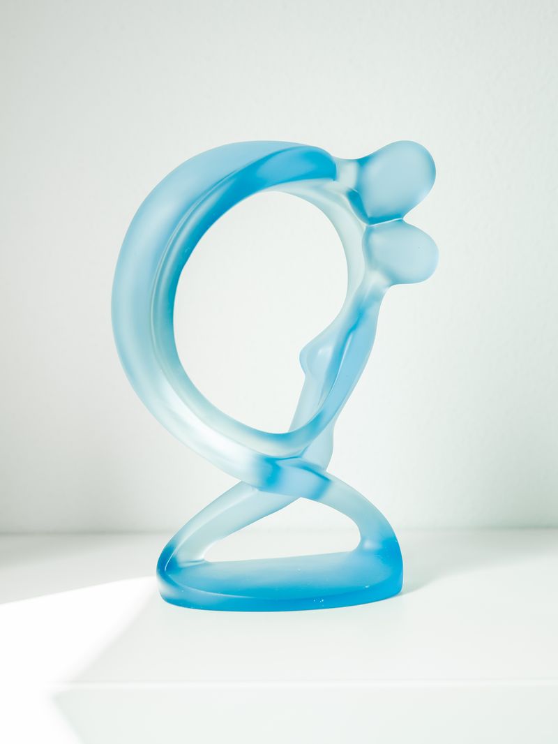 Skulptur Mutter mit Kind in Eisblau